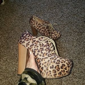 Fuzzy Leopard Platforms